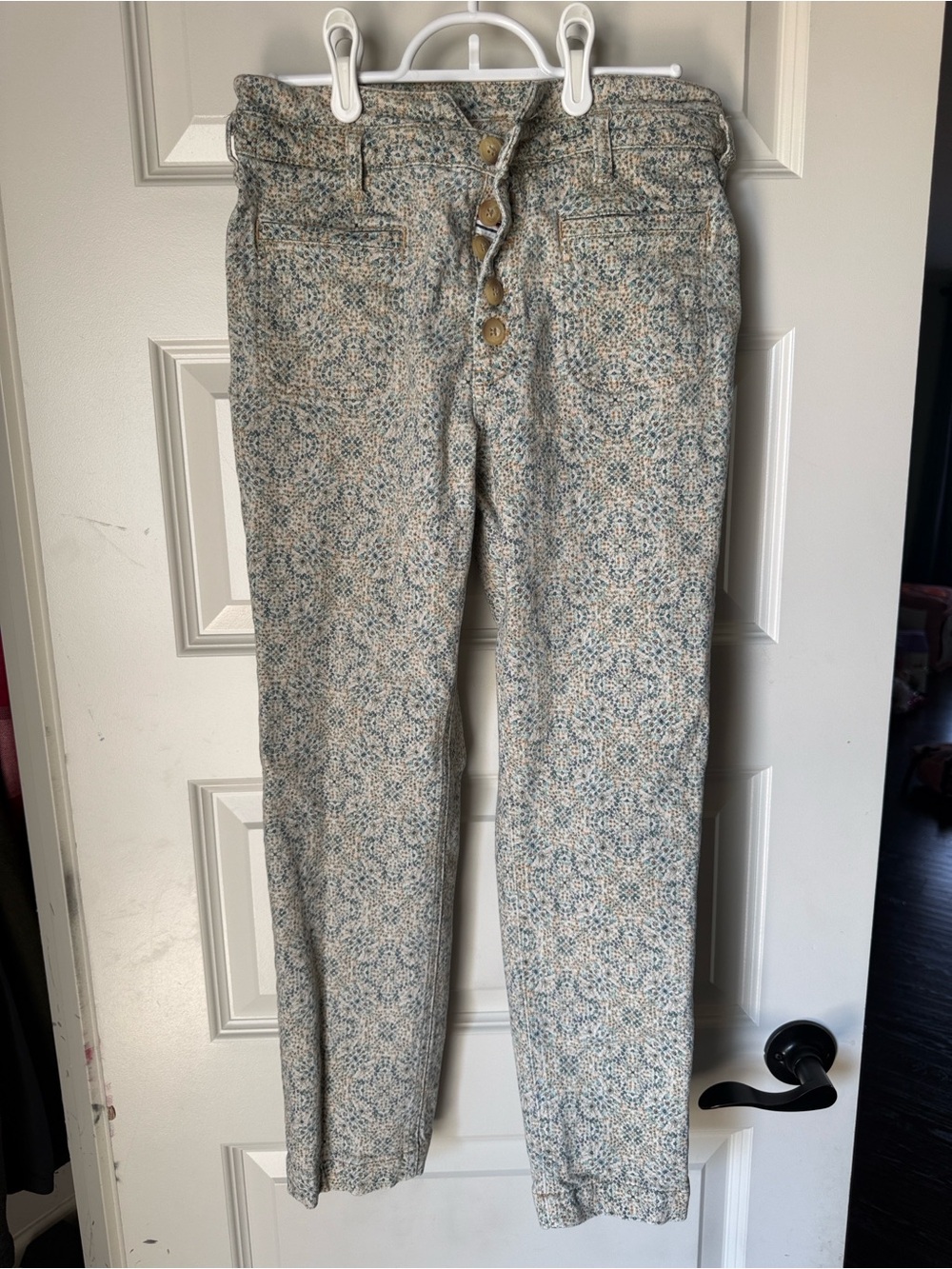 Women’s Patterned High Waist Button-Fly Cropped Jeans in Light Blue and Cream